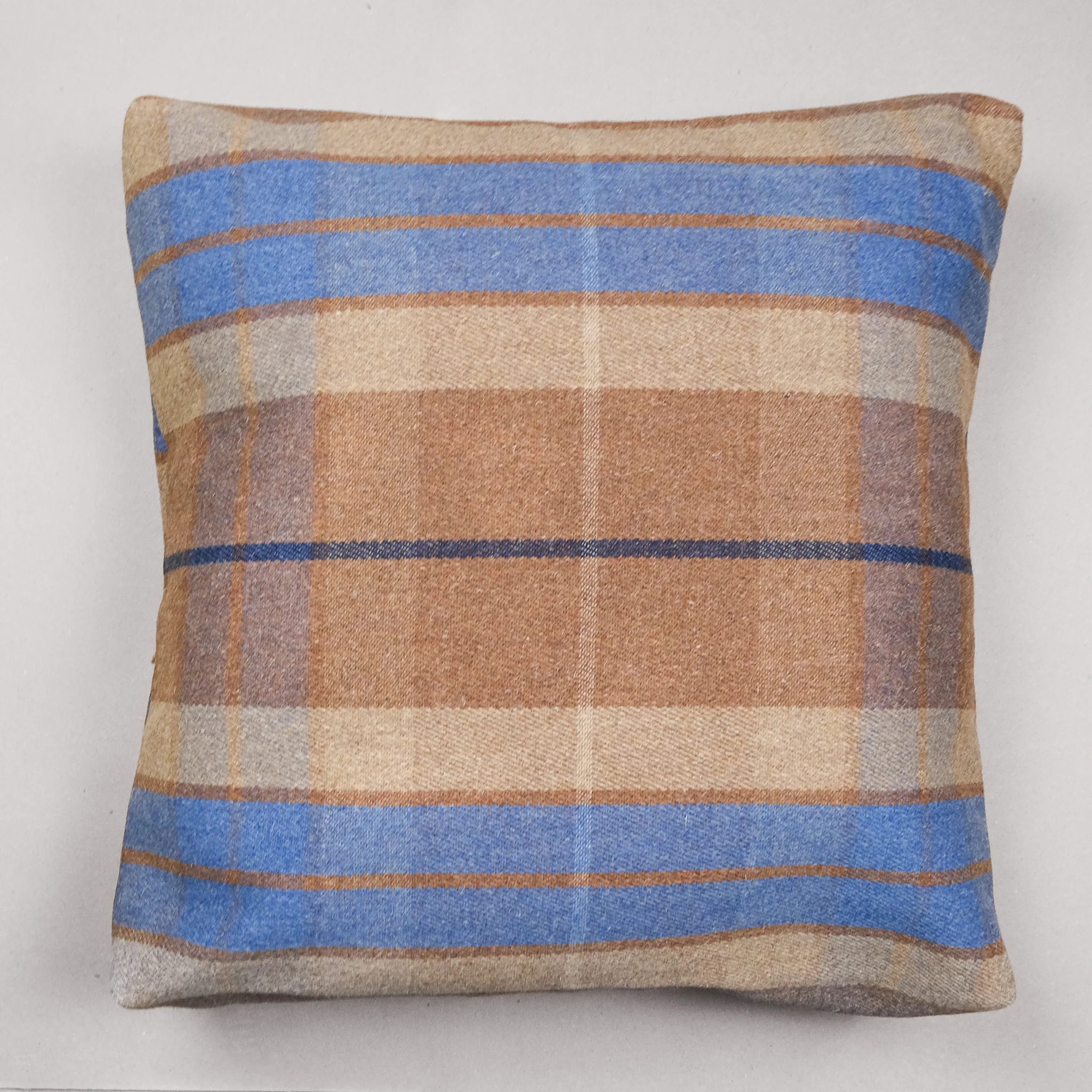 Jamie Fraser Pet Bed - Image 2