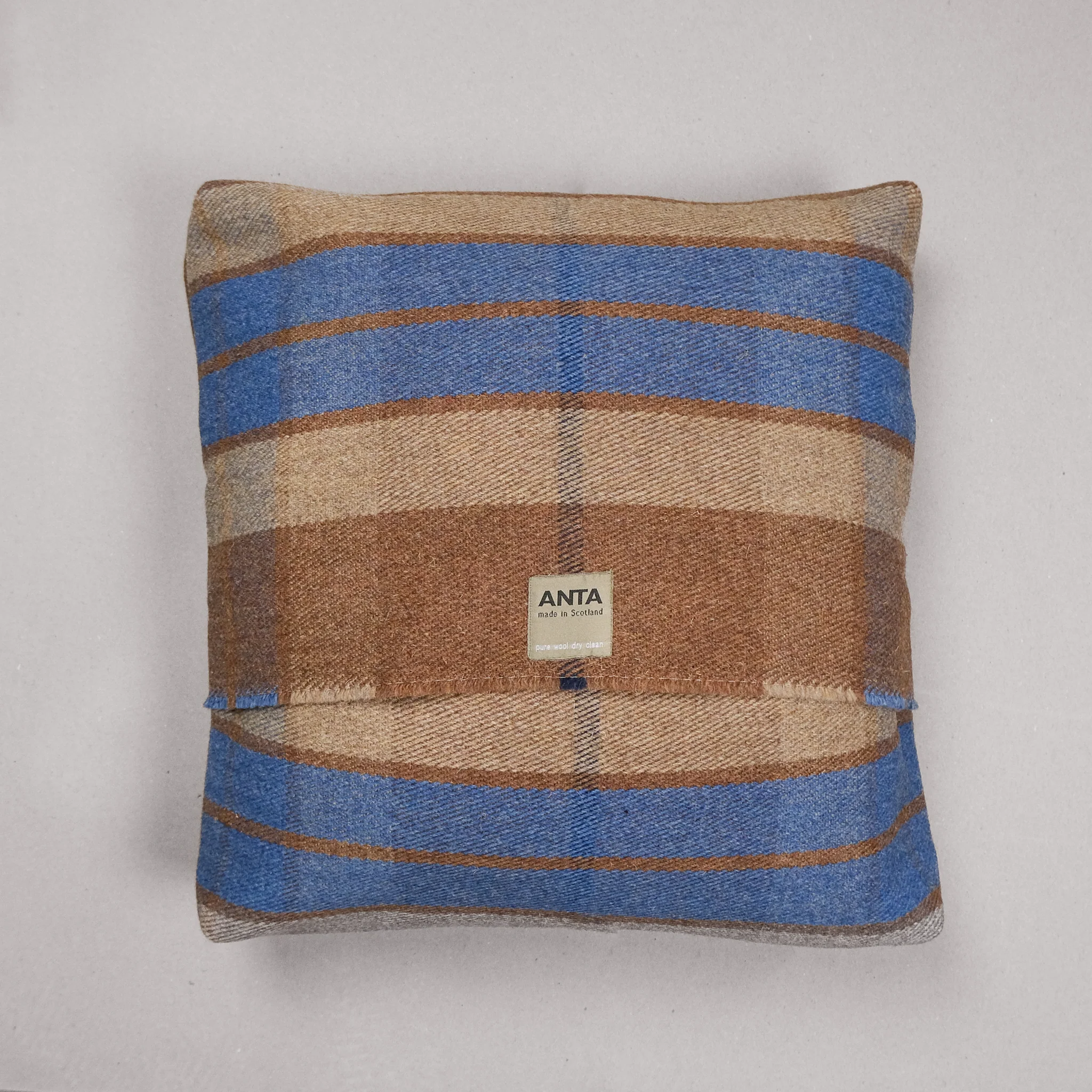 Jamie Fraser Pet Bed - Image 3